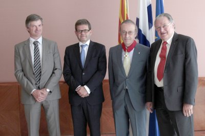 Miguel A. Torres recibe la Encomienda de la Orden del León de Finlandia.