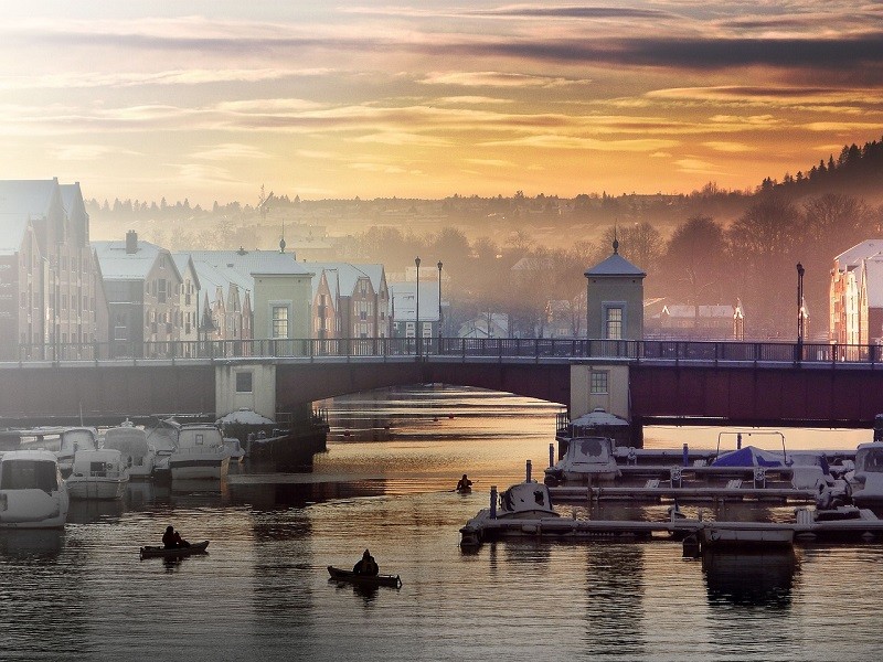 Preciosa vista del puente de Trondheim