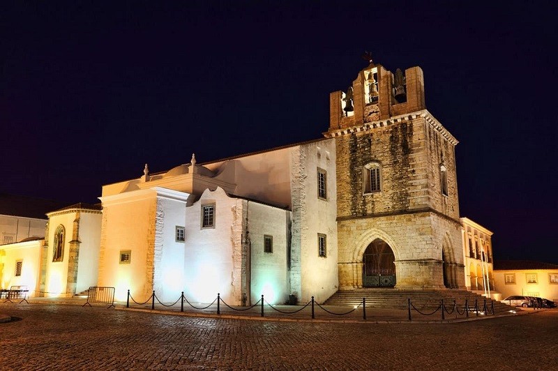 La Catedral de Faro de noche