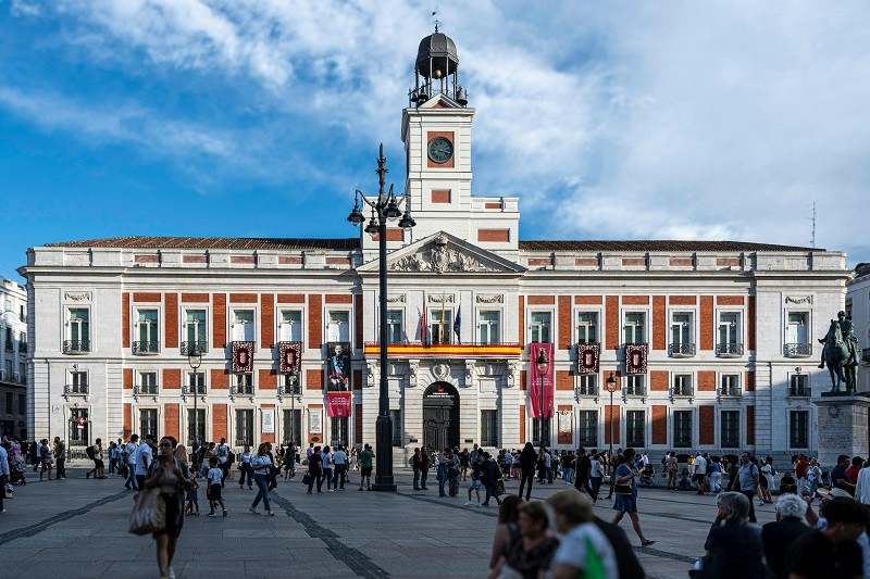 La Puerta del Sol es uno de los lugares más emblemáticos de Madrid y de toda España