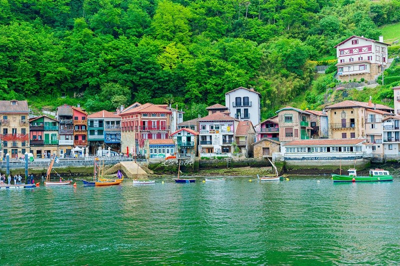 Pasaia se encuentra en una pequeña bahía rodeada de montañas