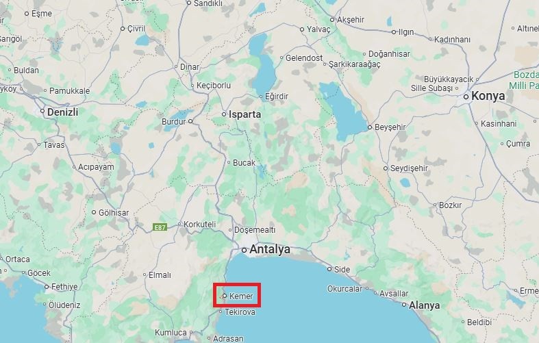 Kemer está ubicado a unos 40 minutos en coche desde el Aeropuerto de Antaly